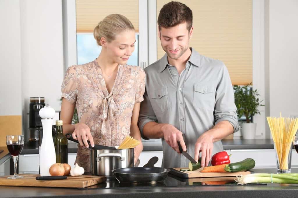 גבר ואישה מבשלים